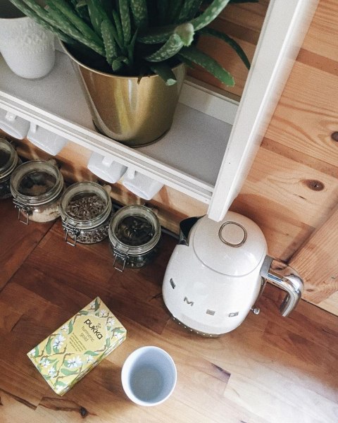 Czajnik elektryczny SMEG KLF04CREU kremowy (WYPRZEDAŻ)
