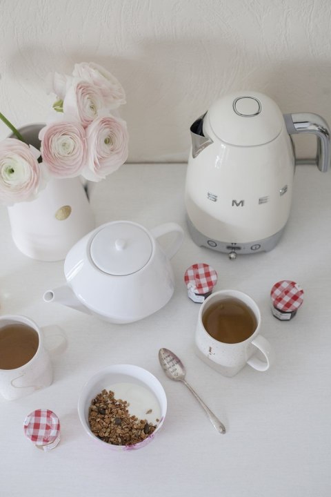 Czajnik elektryczny SMEG KLF04CREU kremowy (WYPRZEDAŻ)