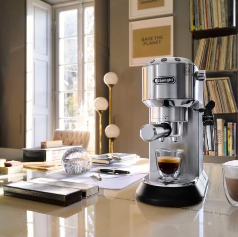 Ekspres kolbowy DeLonghi Dedica Style EC 685.M (1350W; kolor srebrny) (WYPRZEDAŻ)