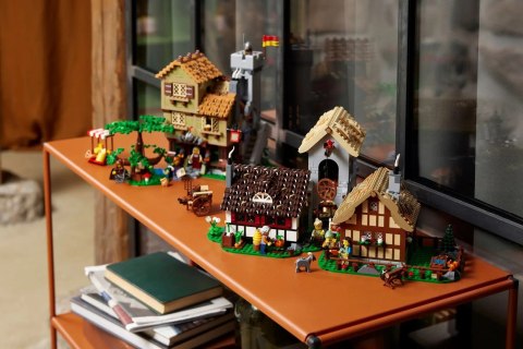 LEGO 10332 ICONS - Średniowieczny plac miejski